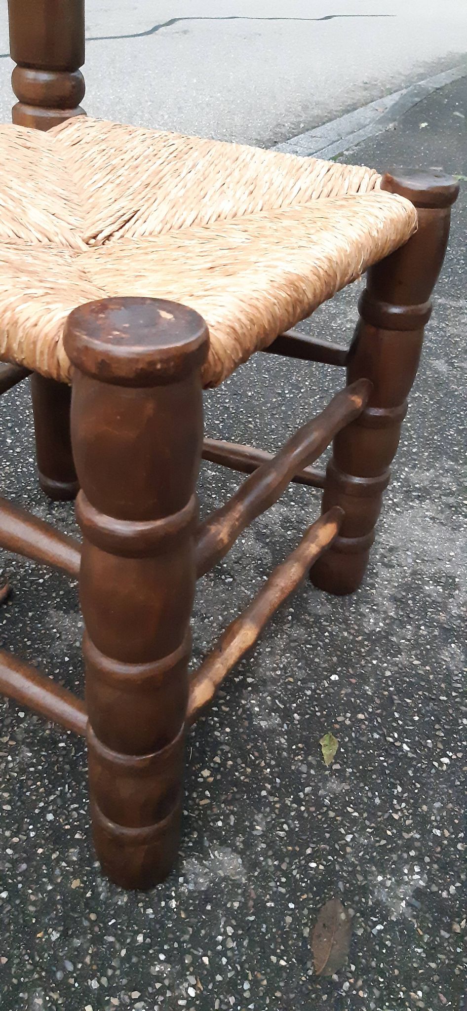 4 chaises brutalistes en bois tourné et paille