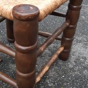 4 chaises brutalistes en bois tourné et paille