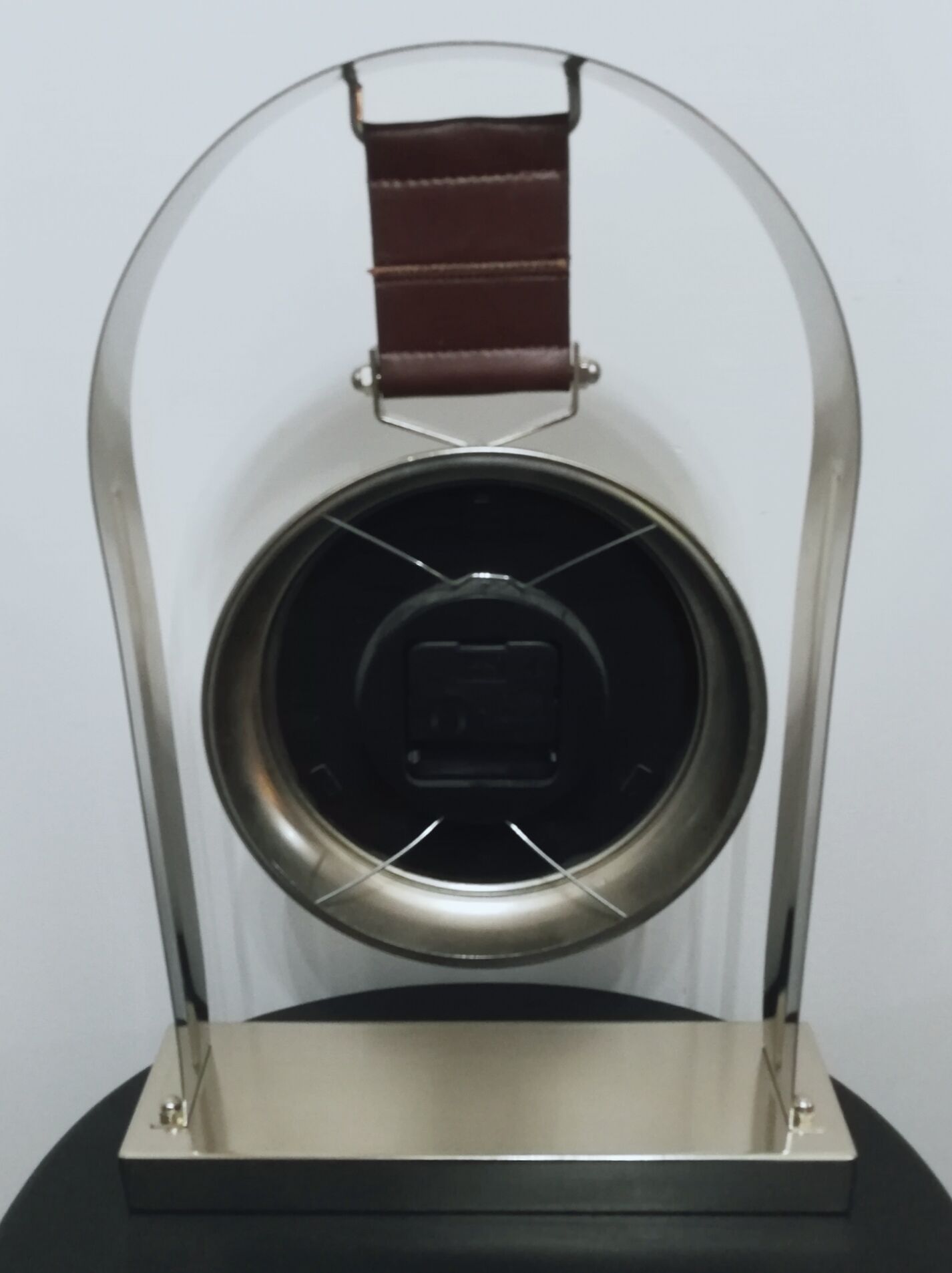 Hanging clock to pose 80s