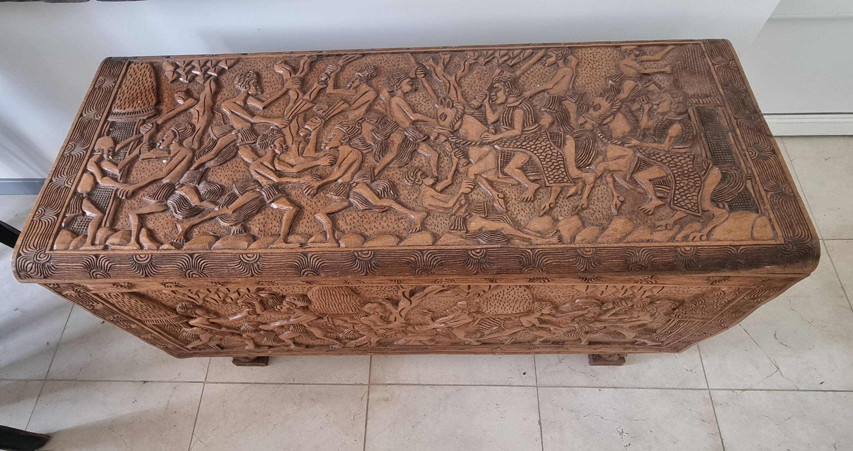 Coffre en bois exotique sculpté