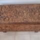 Coffre en bois exotique sculpté
