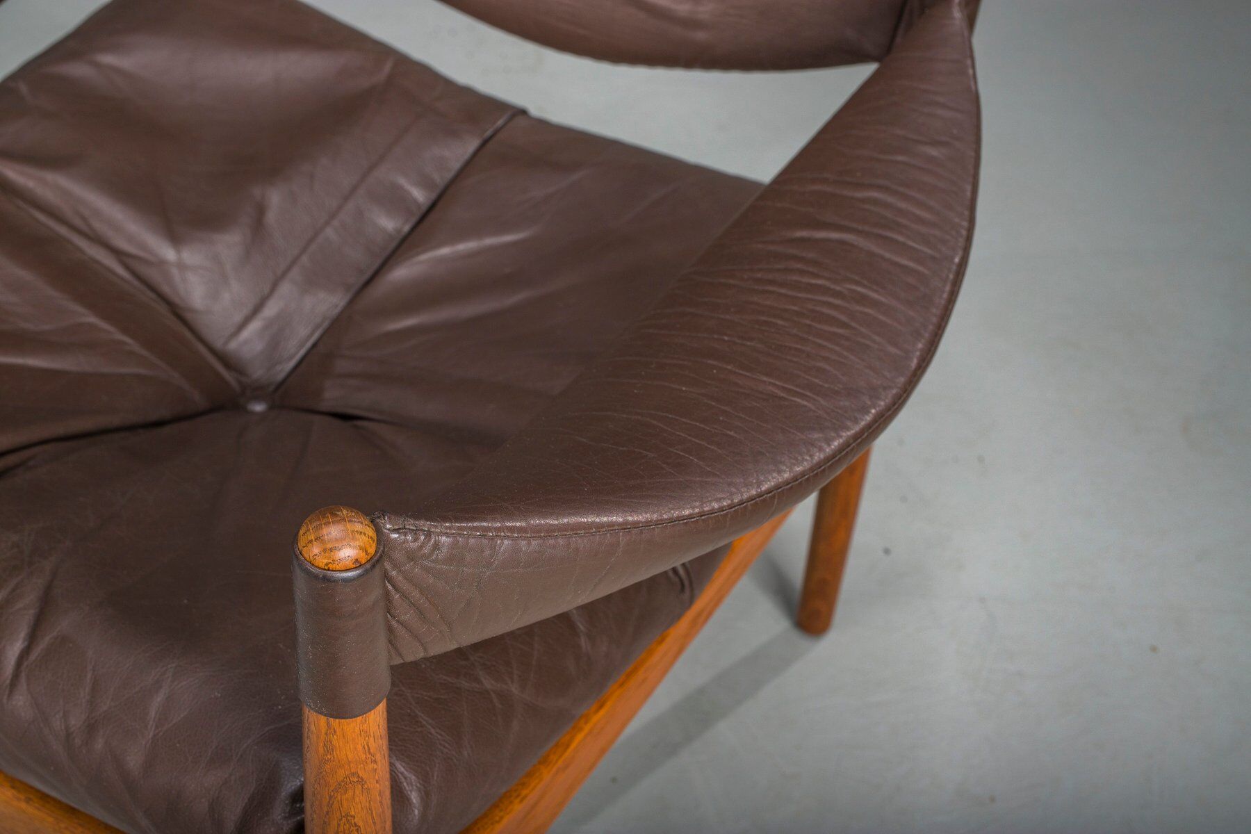 Ensemble de 3 fauteuils lounge danois modernes en chêne et cuir avec repose-pieds, conçus par Kristian Vedel pour Søren Wiladsen, années 1960.