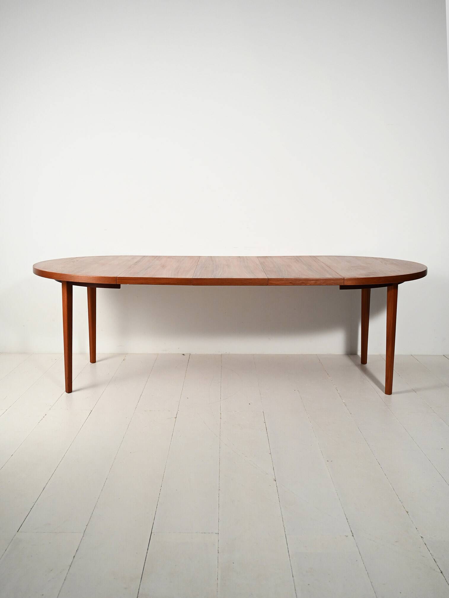 Table de salle à manger ronde scandinave des années 1960 en teck rayé