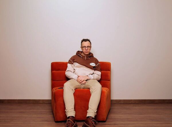 Canapé modulaire orange brûlé 4 places au design futuriste