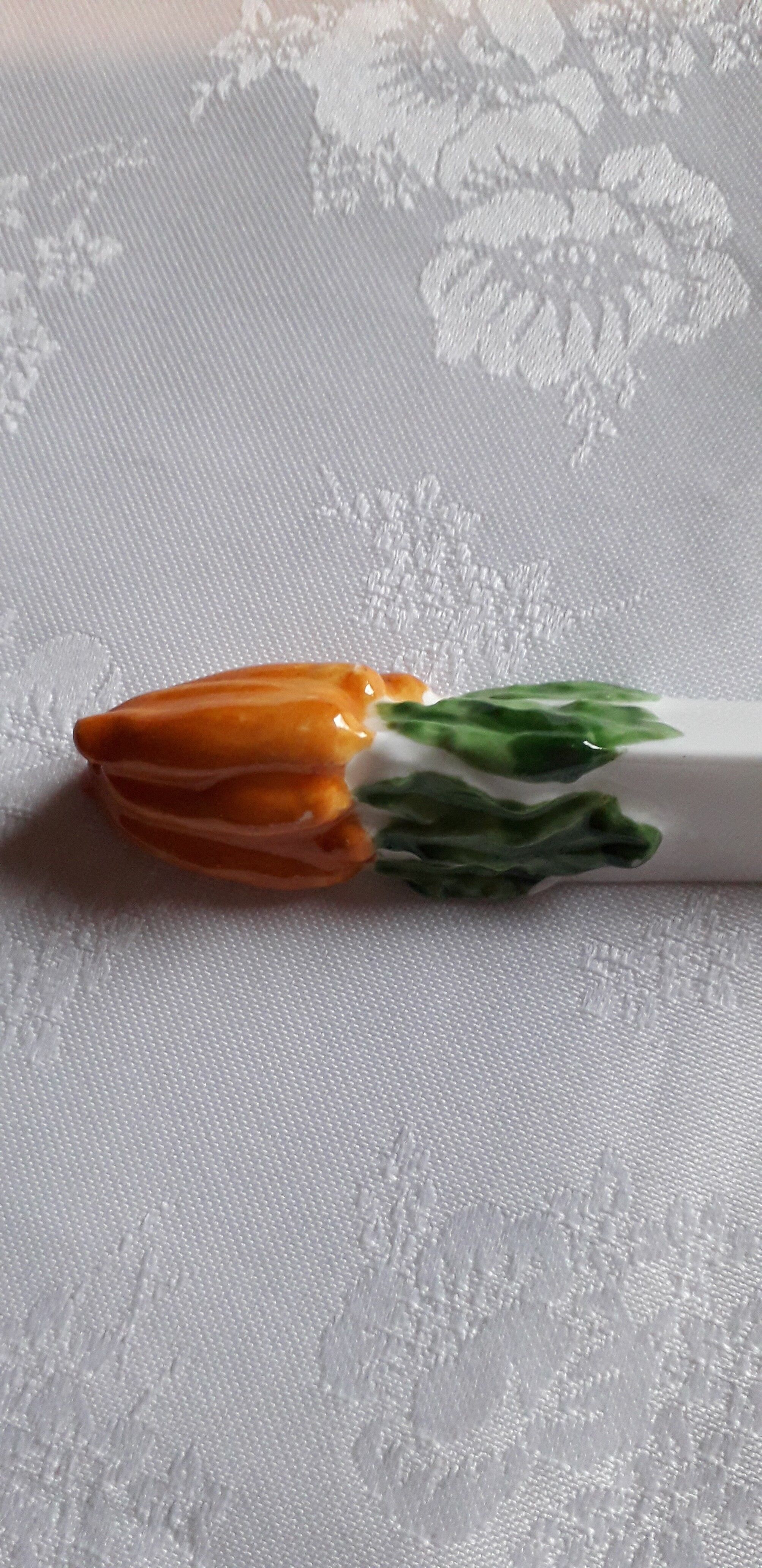 A set of 10 porcelain knife holders decorated "vegetables"