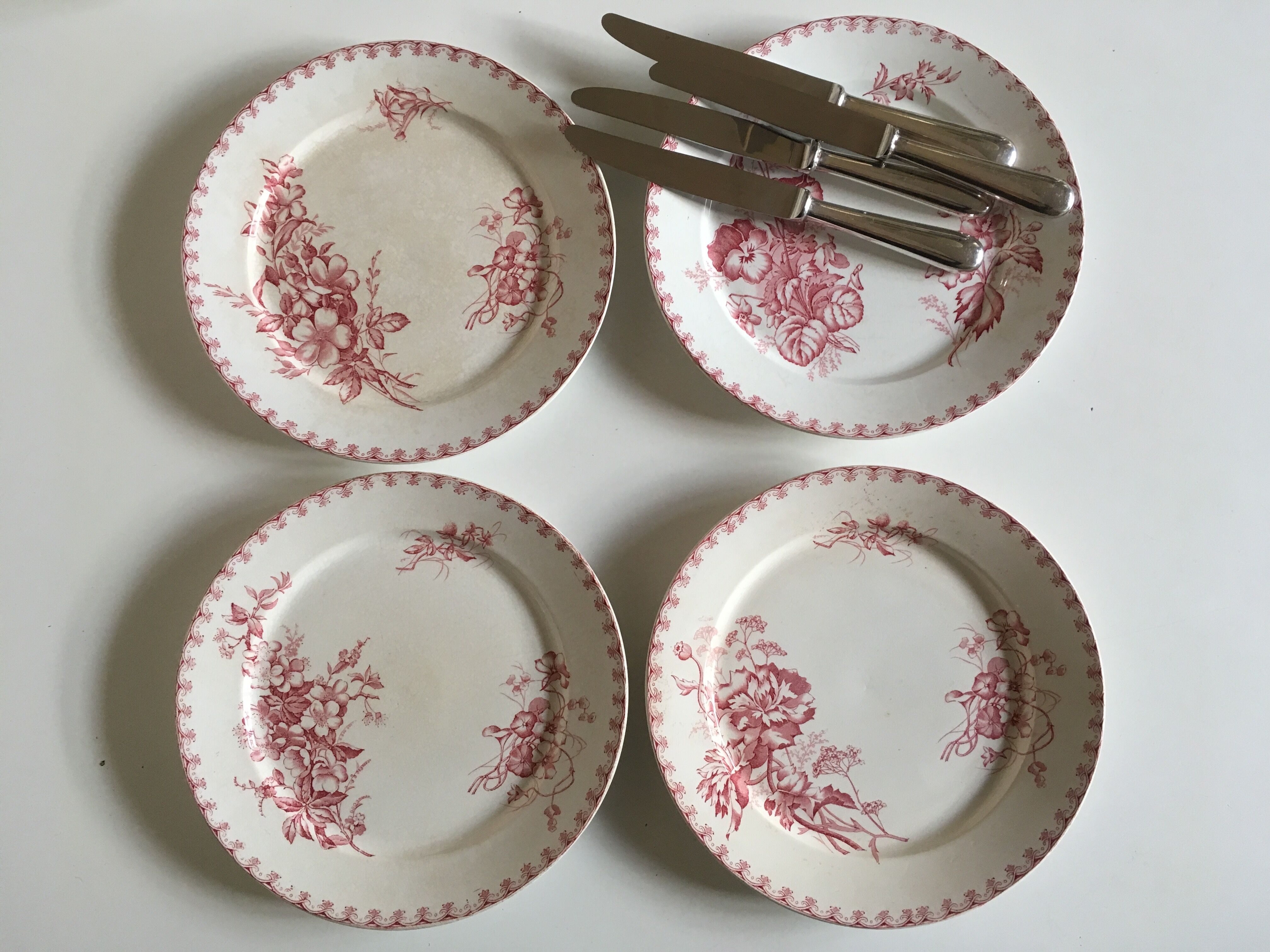 Set of 12 dinner plates of Sarreguemines land of iron décor Vega early 20th