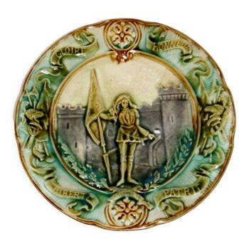 Assiette barbotine Jeanne D'Arc signé lettre H Strasbourg polychrome collection