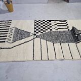 Handmade pure wool rug in black and white, size 150 x 250 cm.