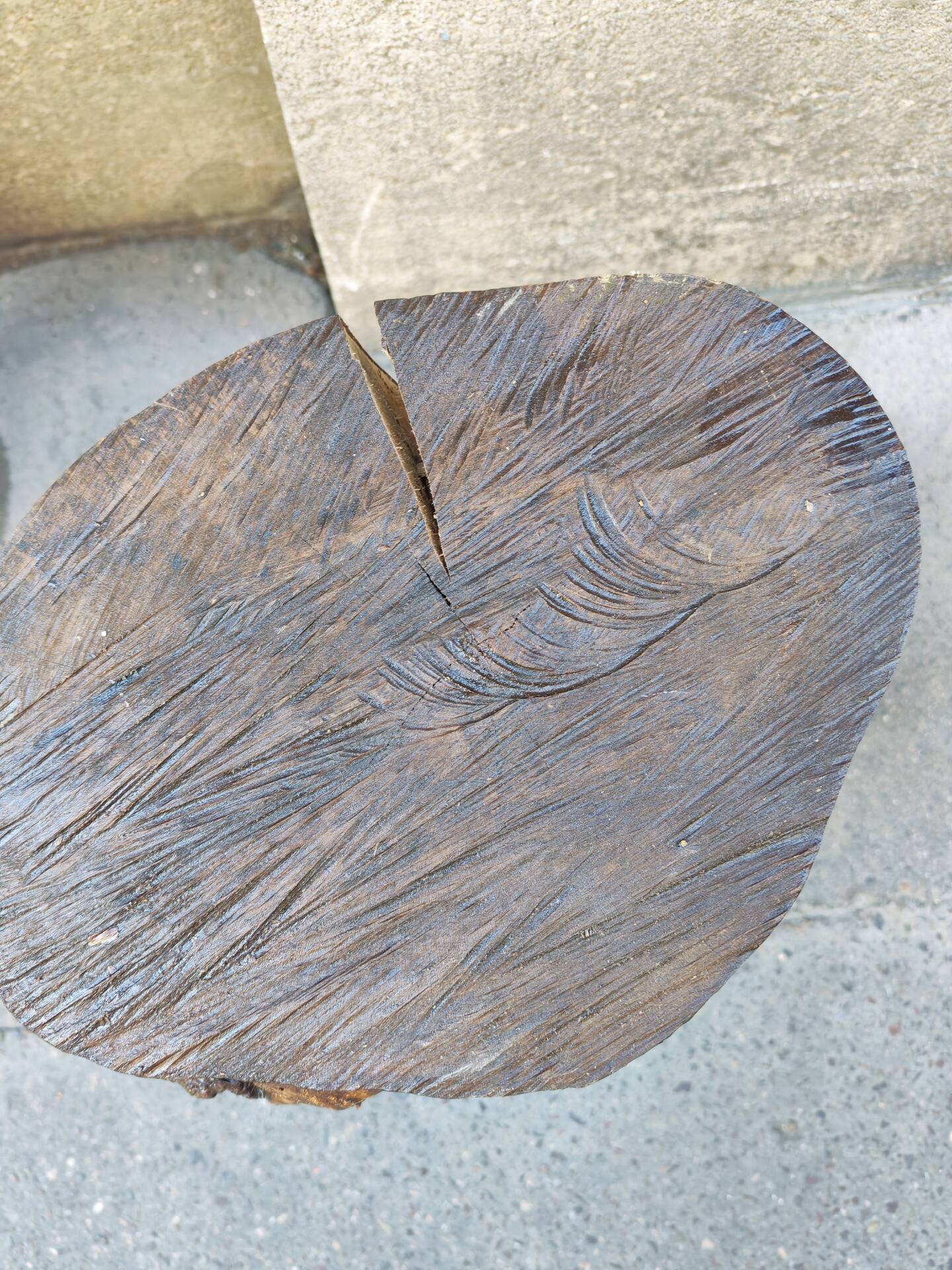 Tabouret tripode en bois brut