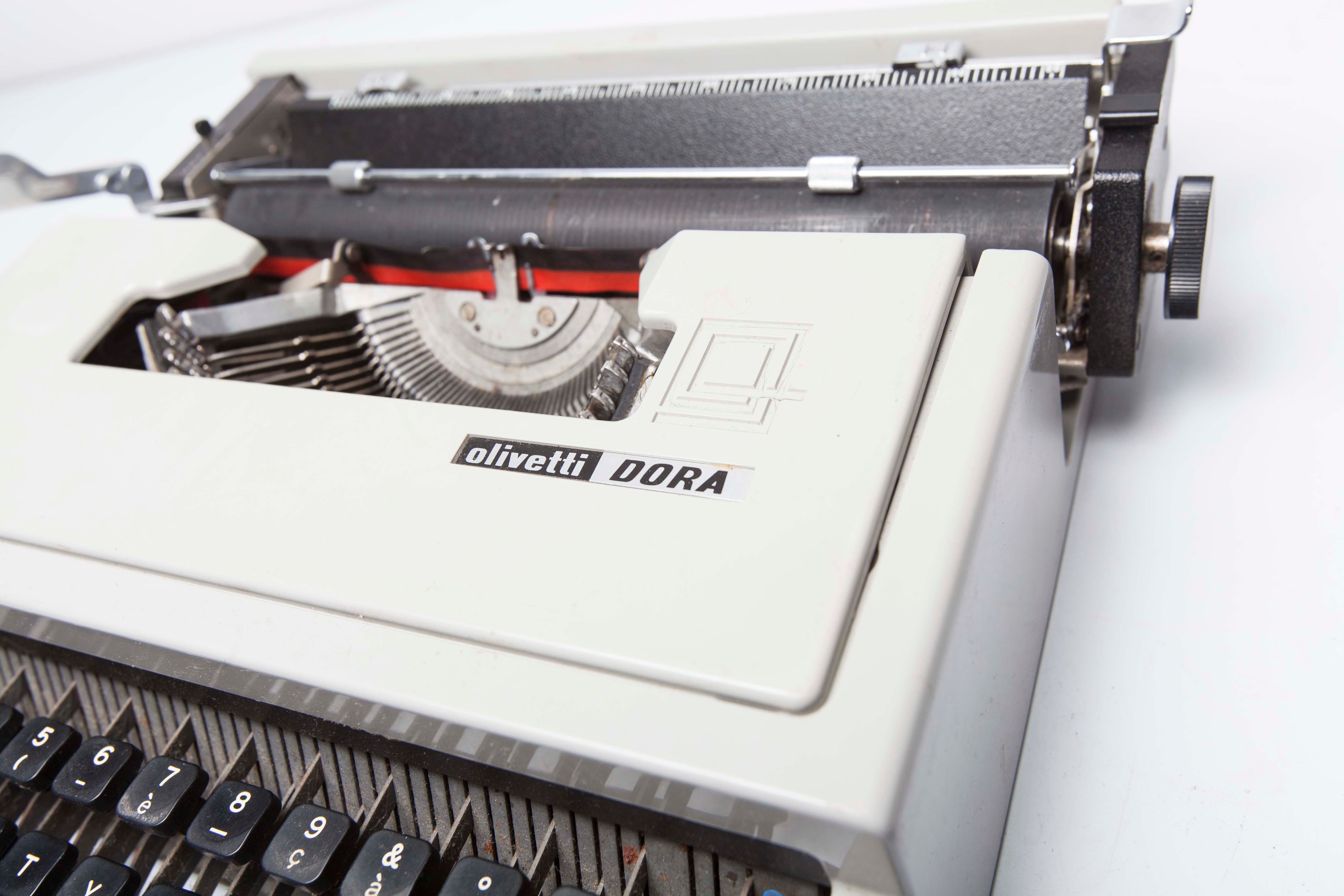 Dora typewriter by Olivetti 70