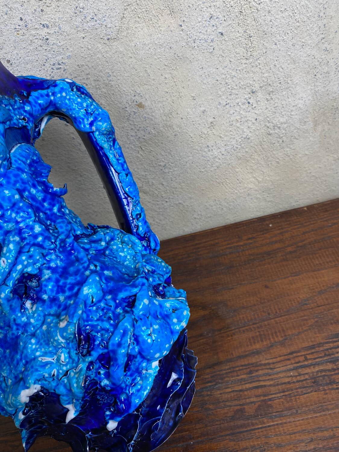 Vase brutaliste bleu vallauris