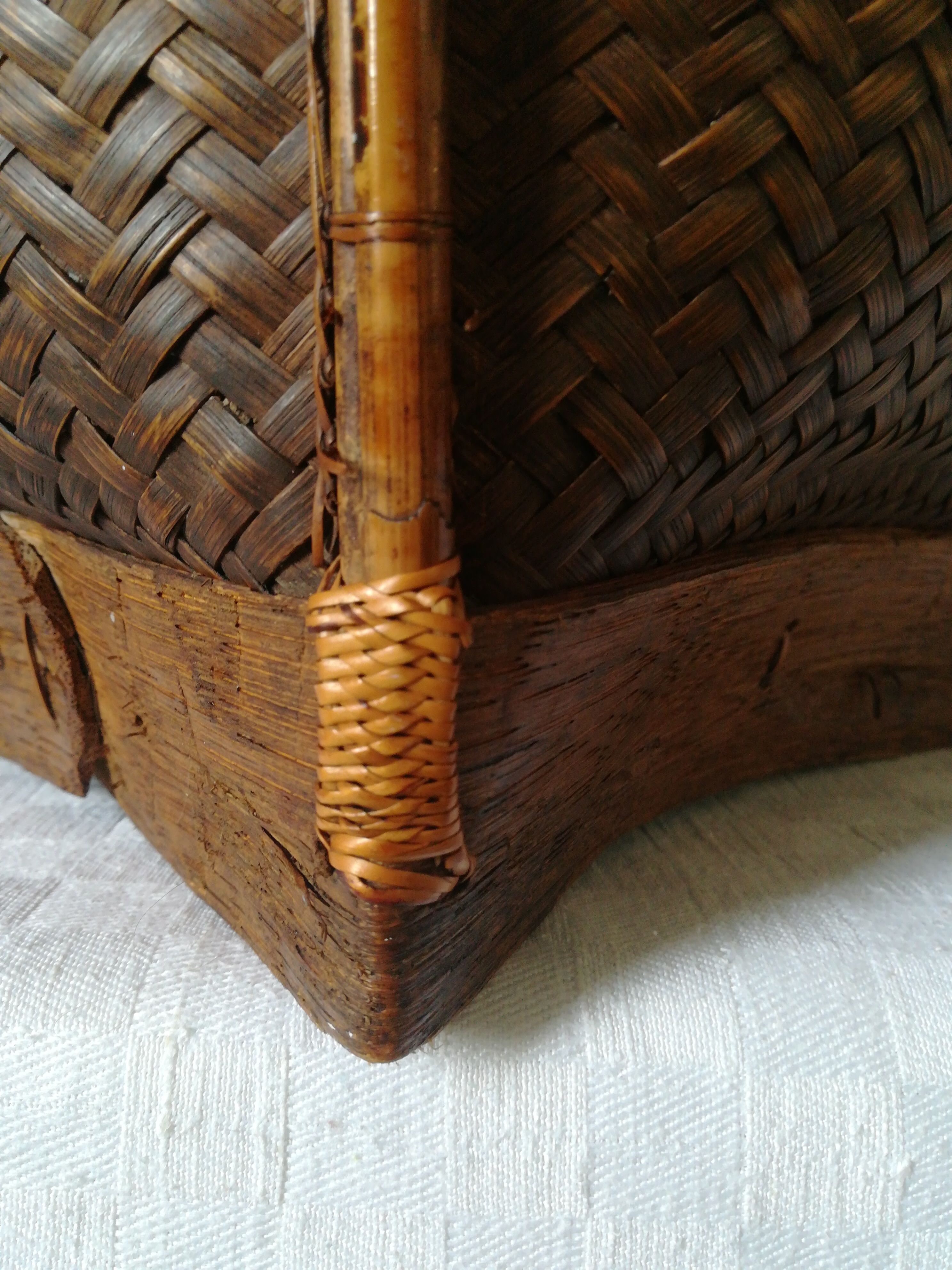 Japanese former basket in bamboo and braided basketry
