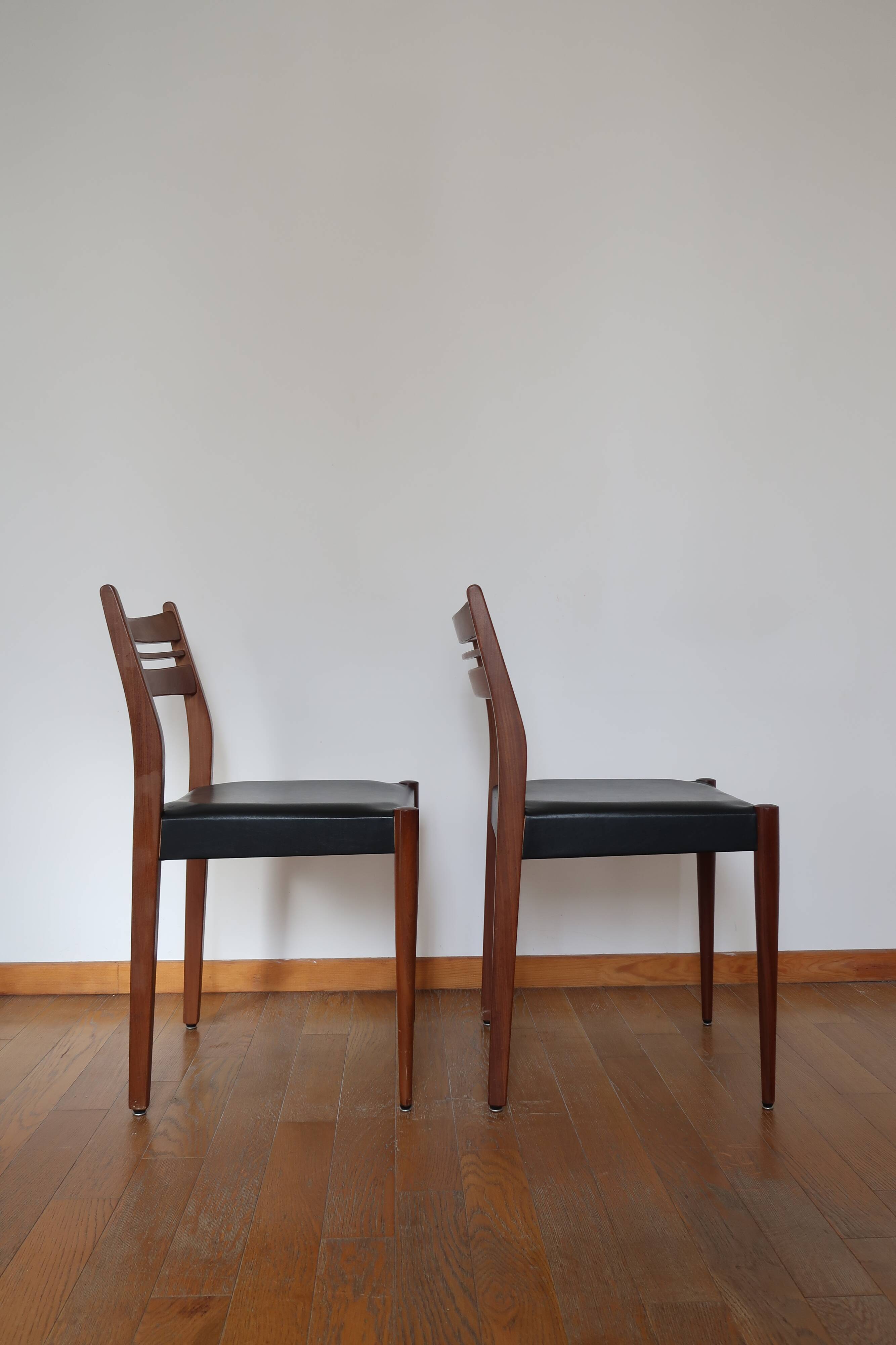Pair of Scandinavian chairs skaï/teak