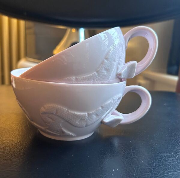 Deux tasses à thé roses en porcelaine haviland