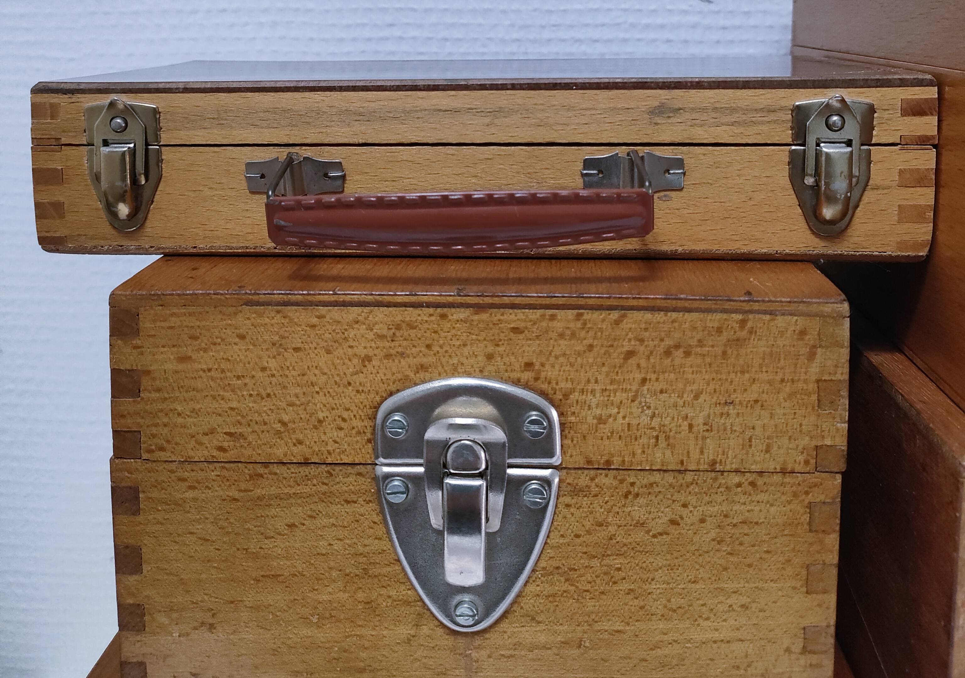 Cinq boîtes bois vintage