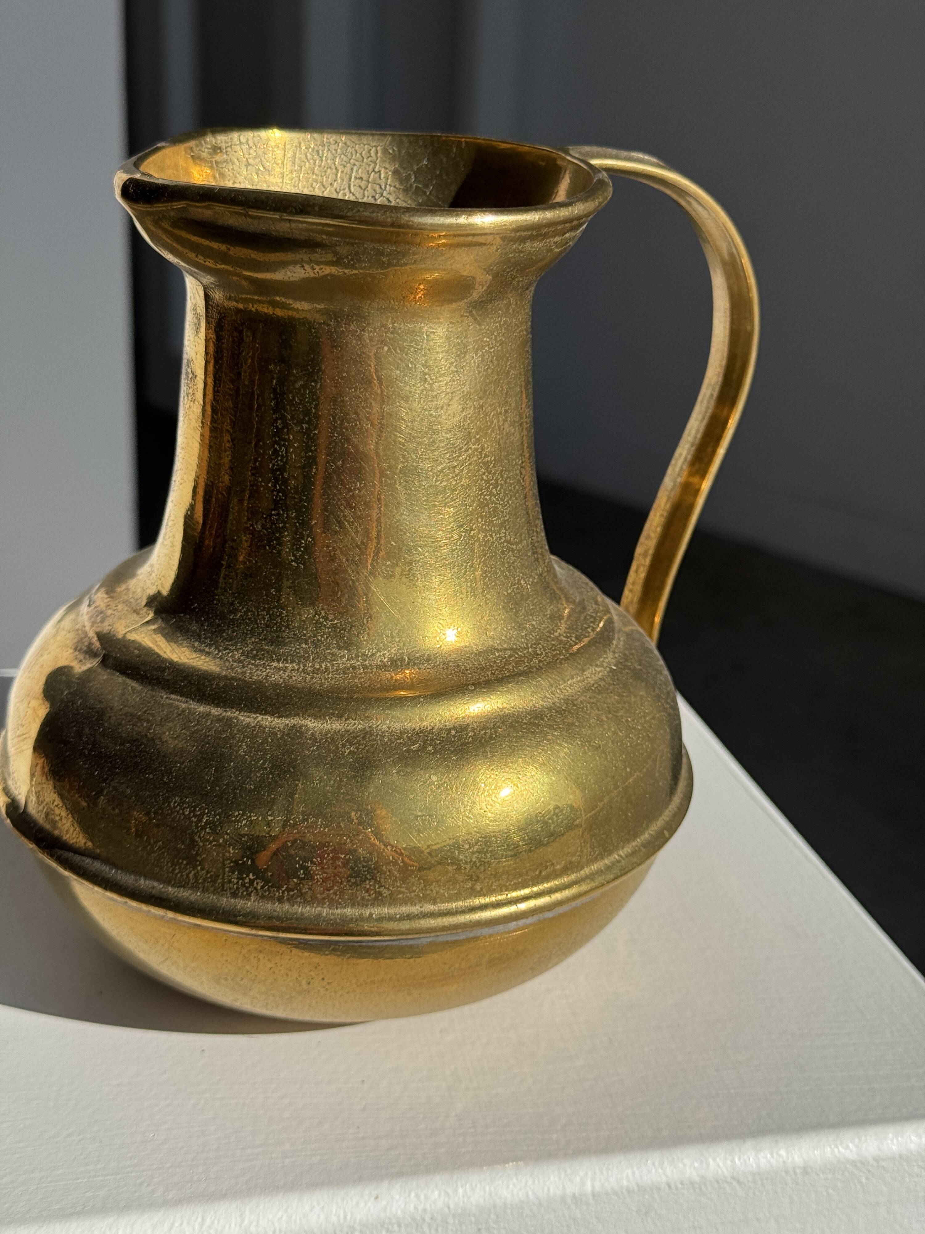 Carafe or metal jug with a rounded body H18