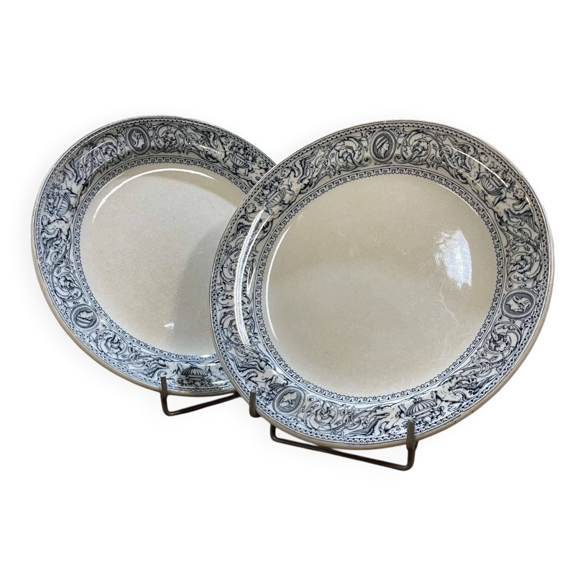 Pair of round Minton English porcelain dishes, Florentine pattern