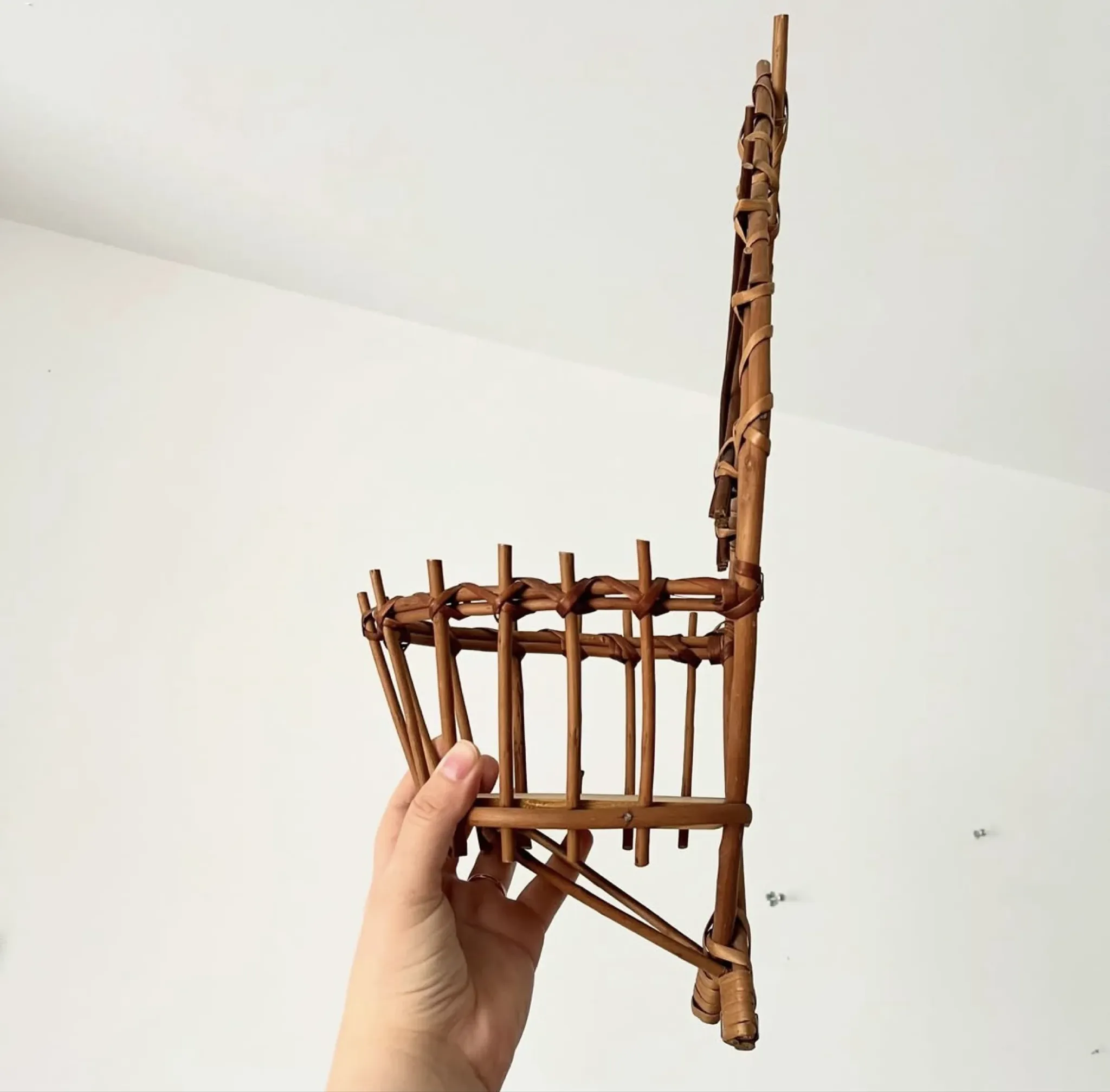 Wall-mounted plant holder in rattan