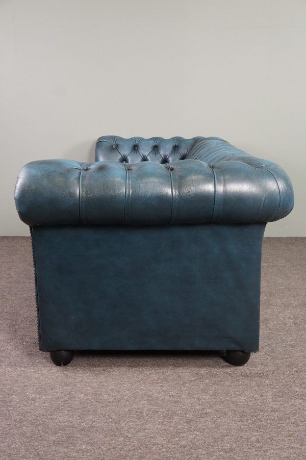 Chesterfield sofa buttoned in blue cowhide, 2.5 seats