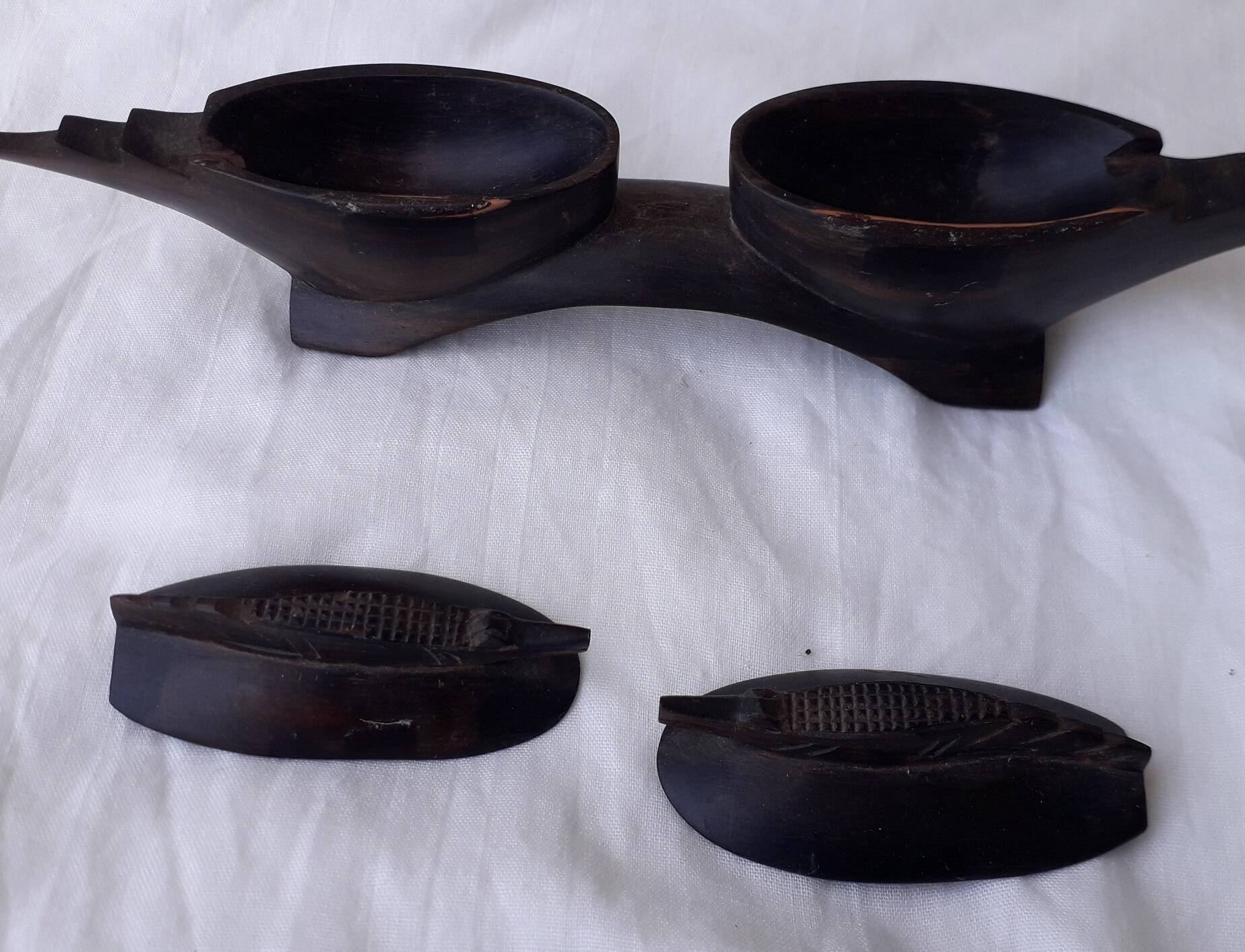 Salière et poivrier en bois sculpté