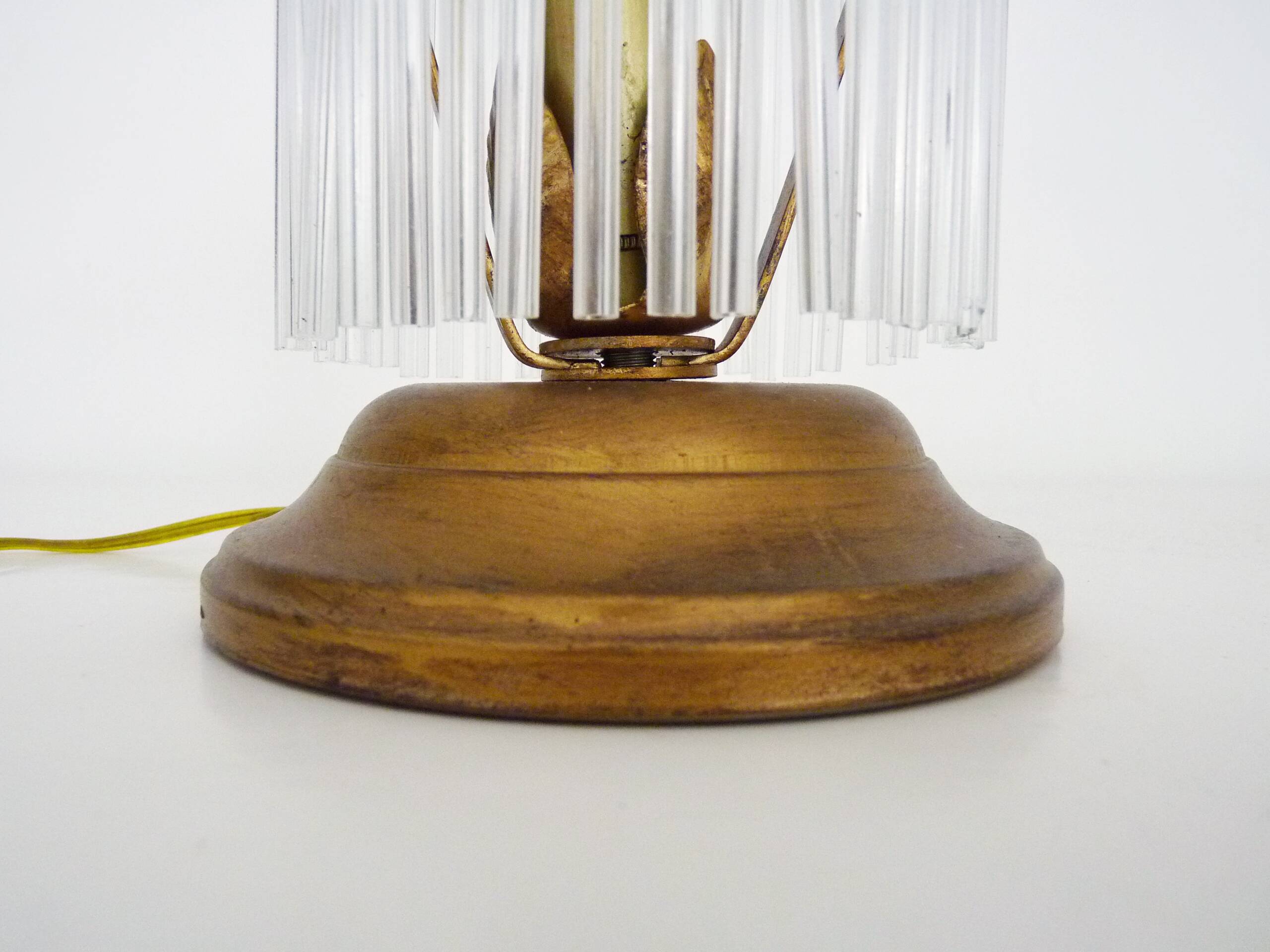 Lampe de table lampe de chevet à pendeloques transparente métal doré. Années 60