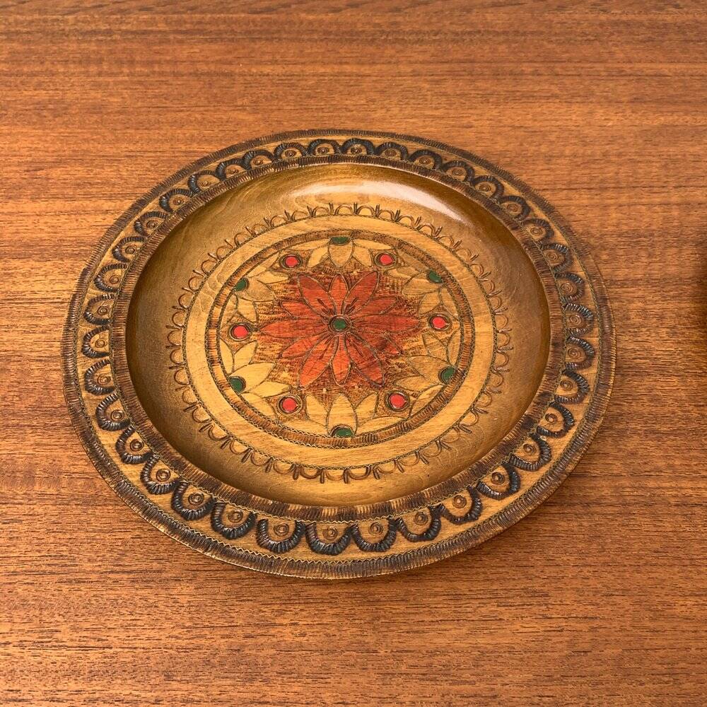 Vintage wooden wall plates, set of 4