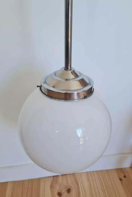 Suspension boule en opaline blanche 1930