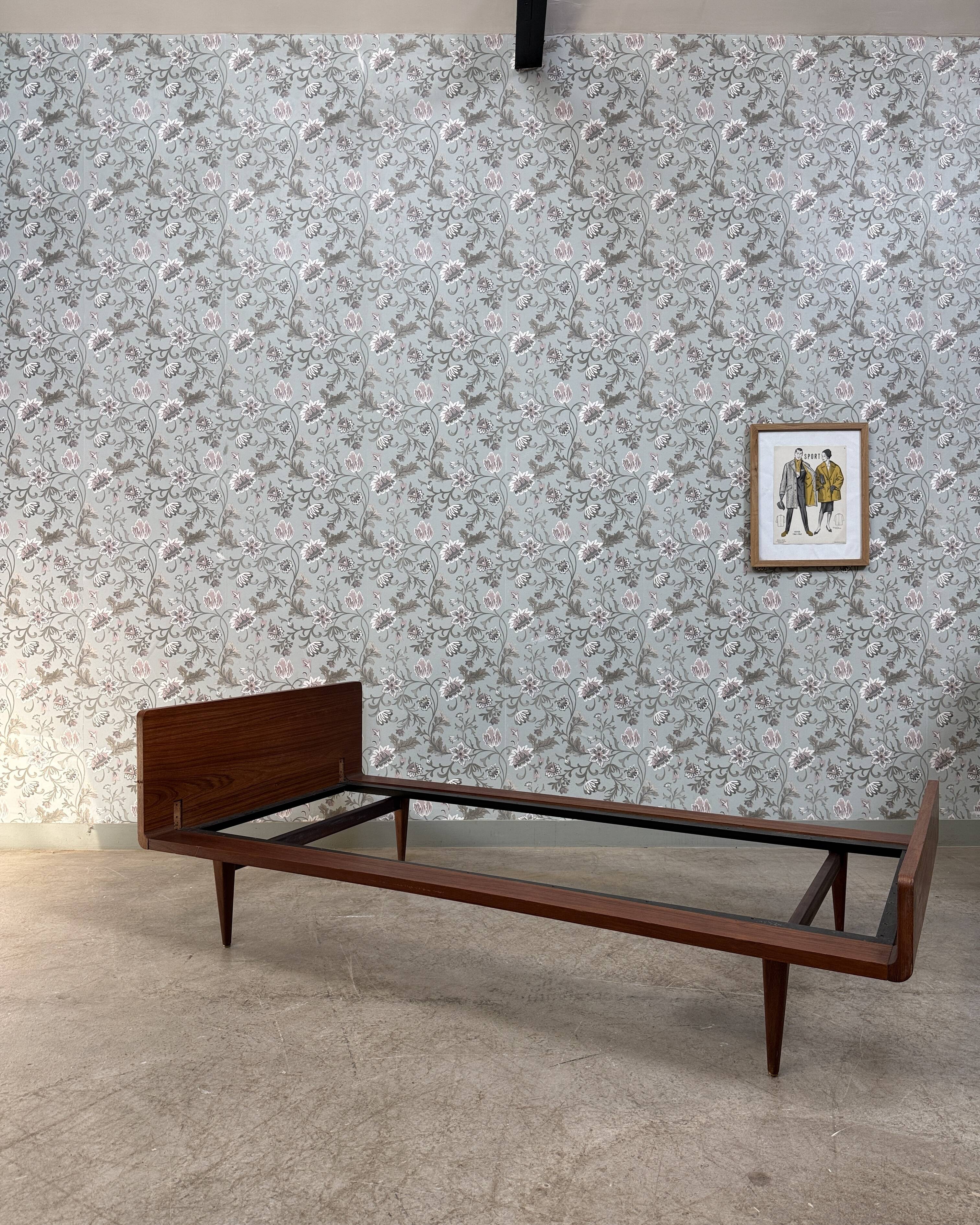 Lir Scandinavian daybed in teak