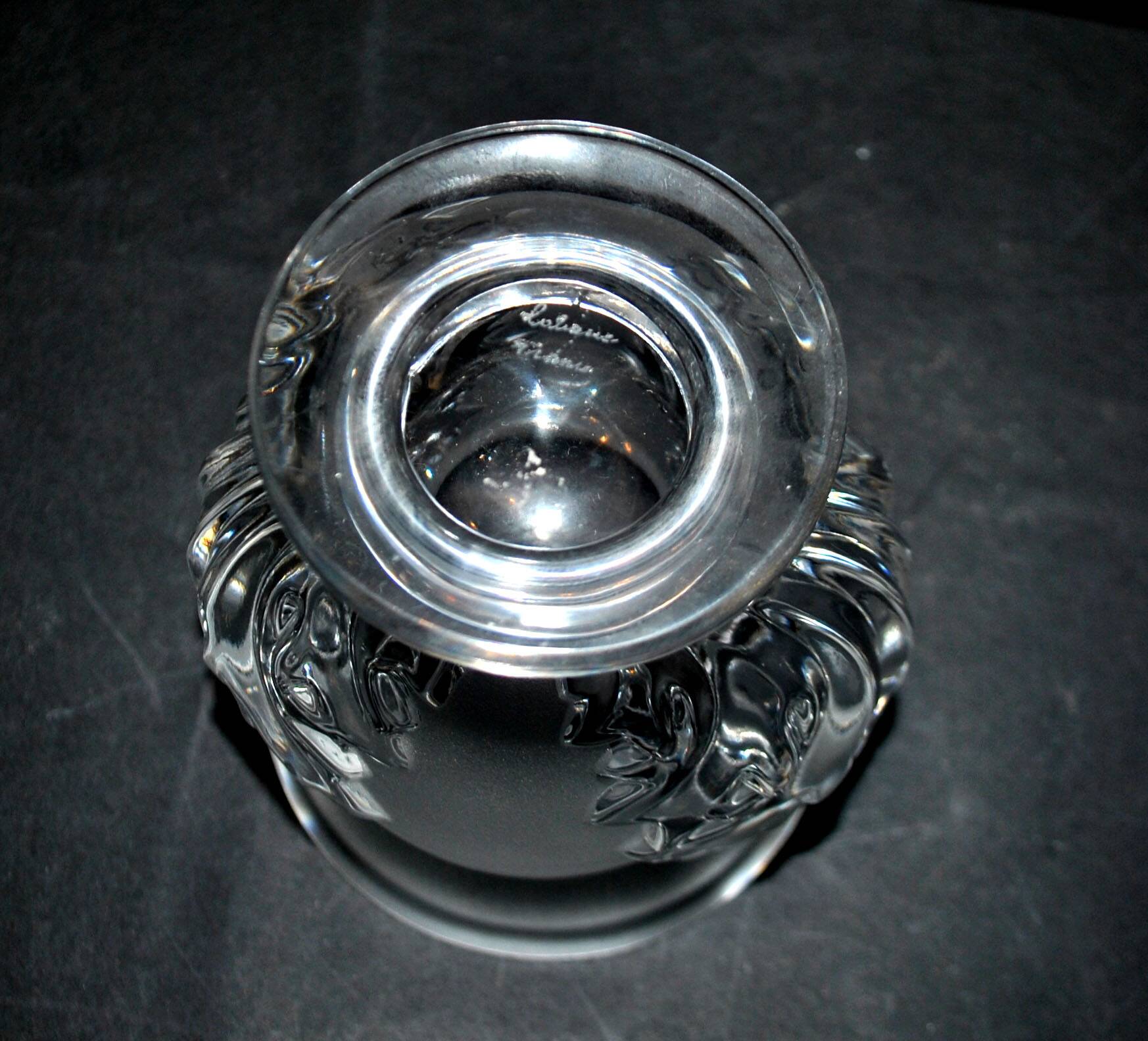 LALIQUE frosted crystal vase, Saint-Cloud model with acanthus leaves, 1950-1960