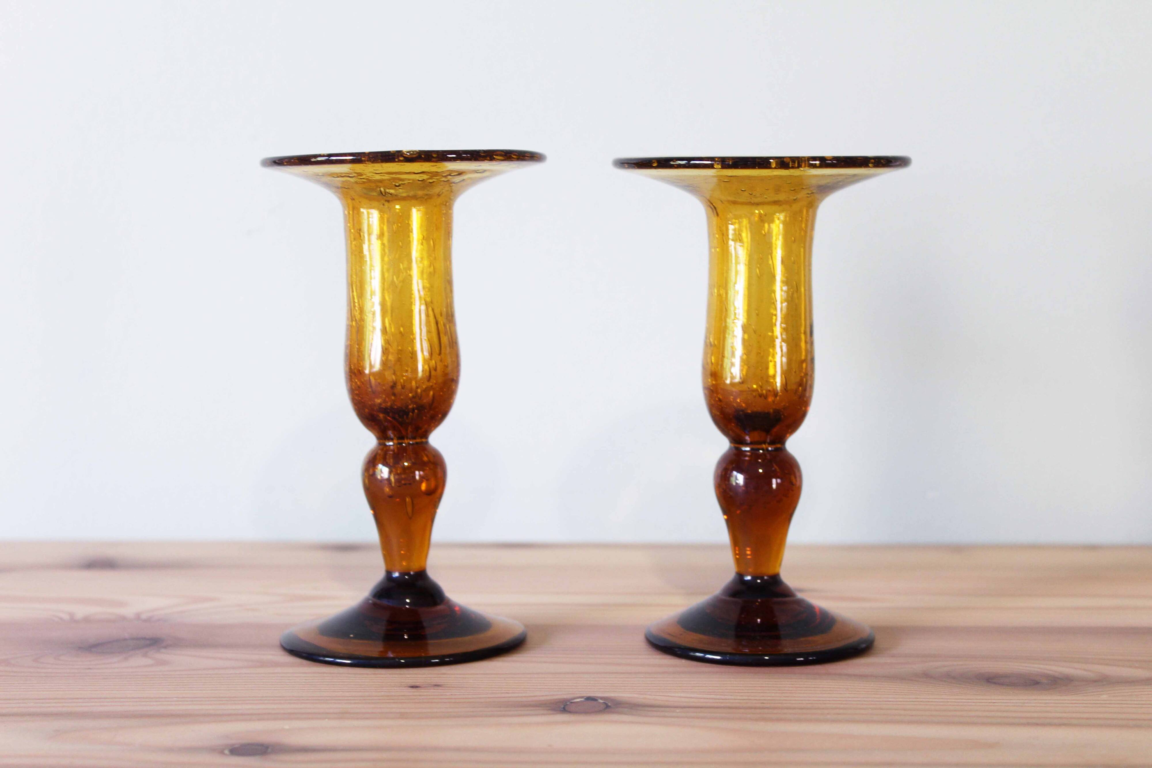 Paire de bougeoirs en verre ambré BIOT