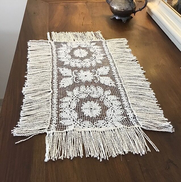 Old napperon in knotted and hand-embroidered fillet