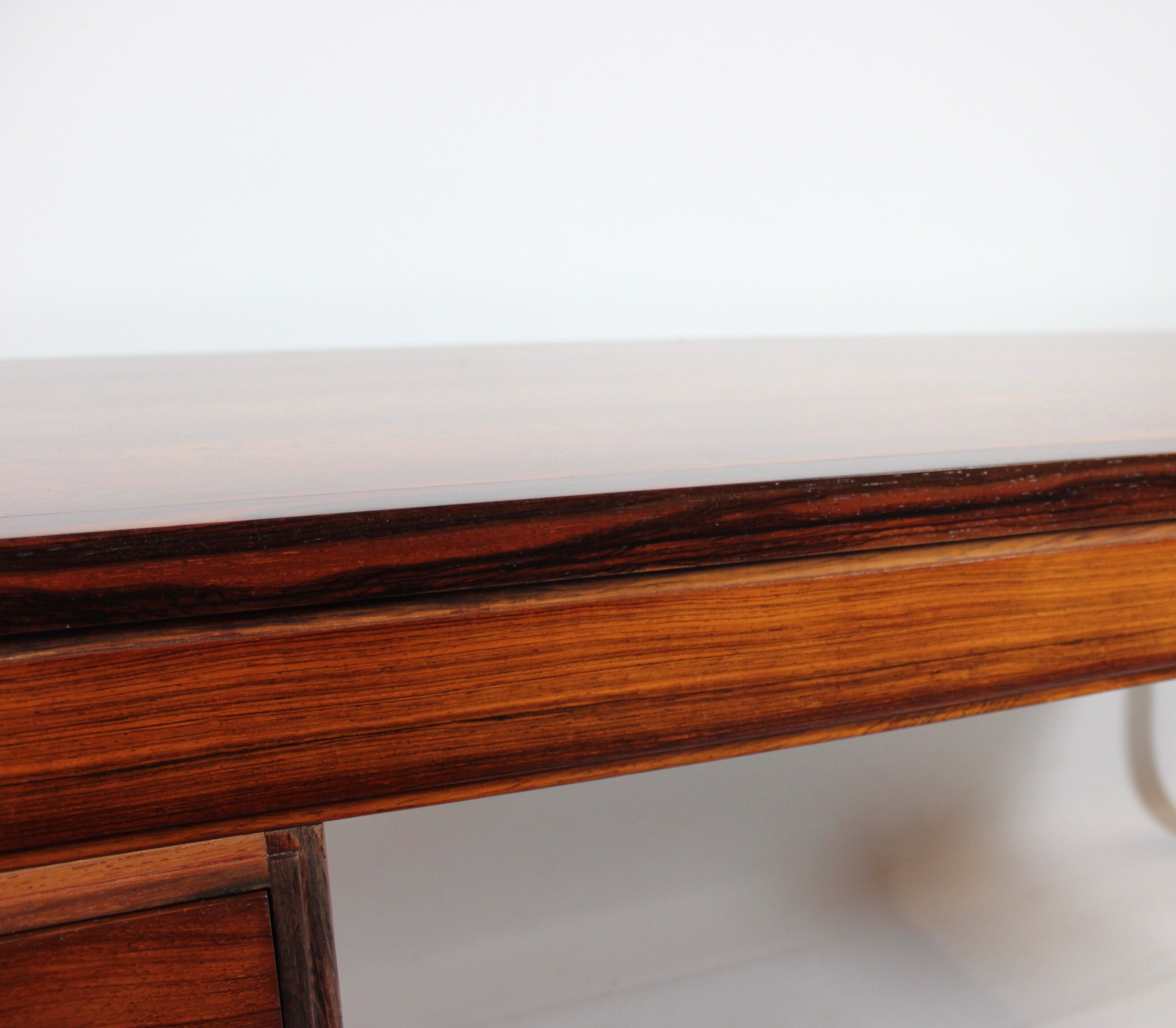 Bureau en bois de rose des années 1960