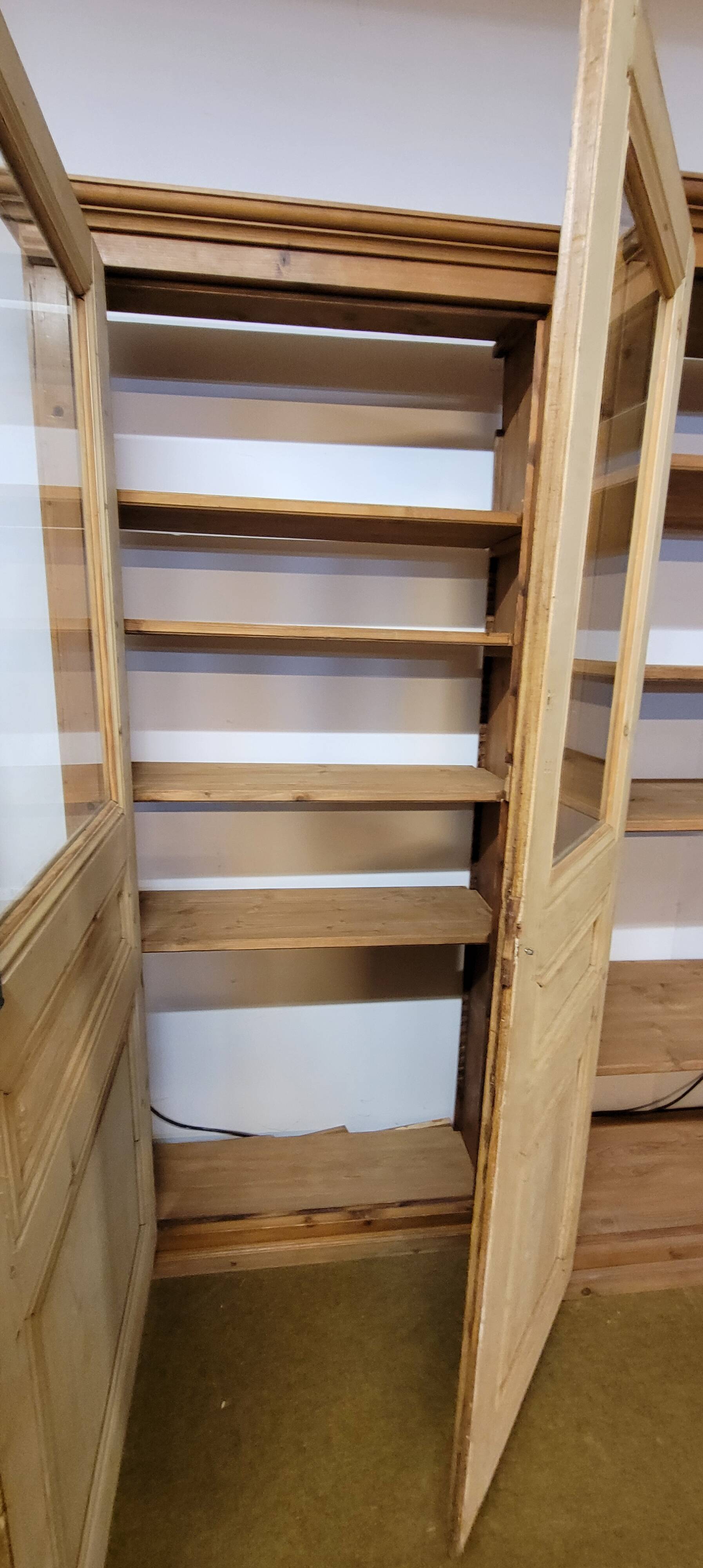 Monumental library of pine wood, from the 19th century.