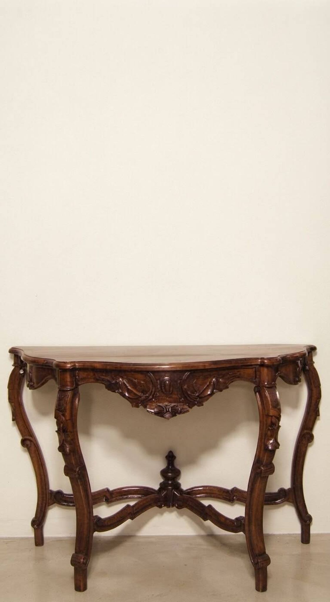 Antique console in carved walnut in the Louis-Philippe style.