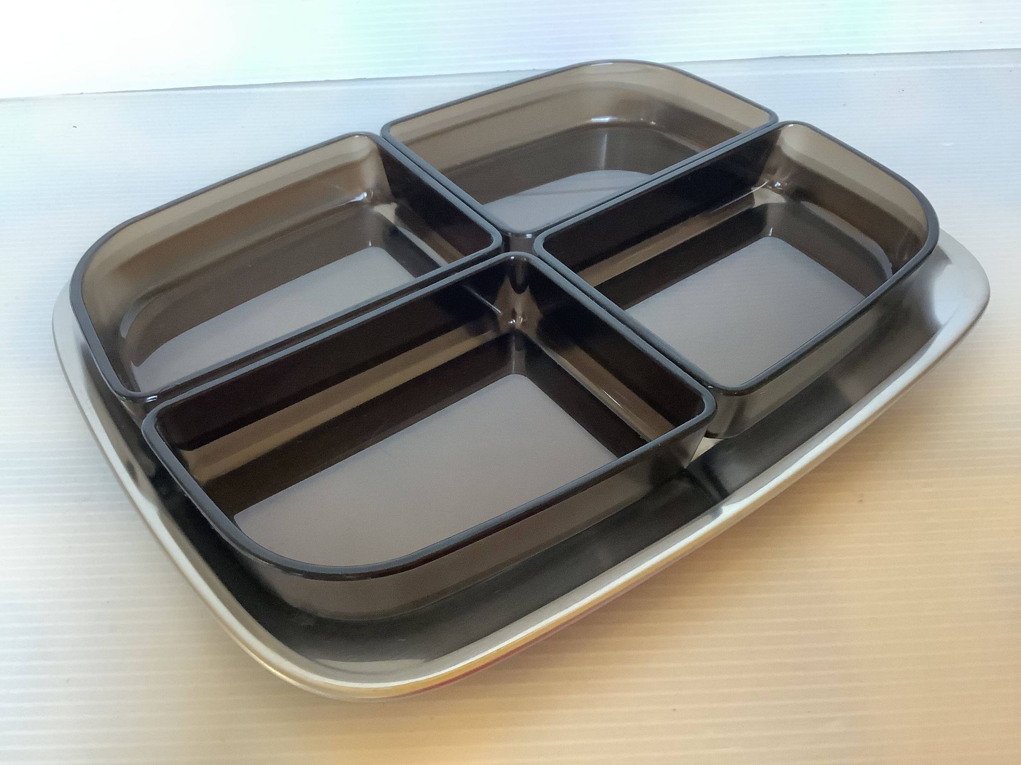 Serviteur plat apéritif avec quatre ramequins