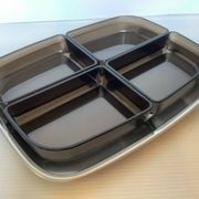 Serviteur plat apéritif avec quatre ramequins