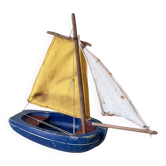 Barque voilier de bassin de la marque française Tirot, jouet ancien