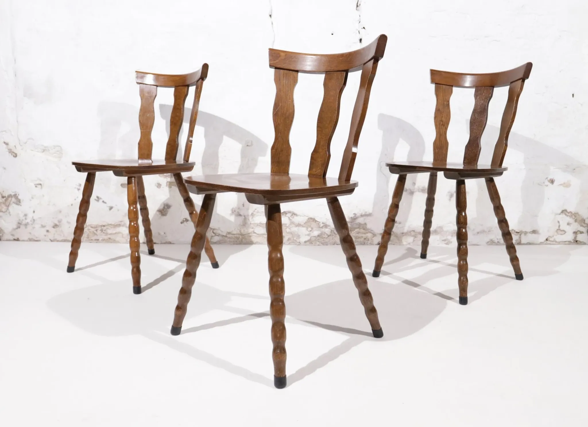 Set of 3 brutalist chairs with arched cut-outs and turned legs