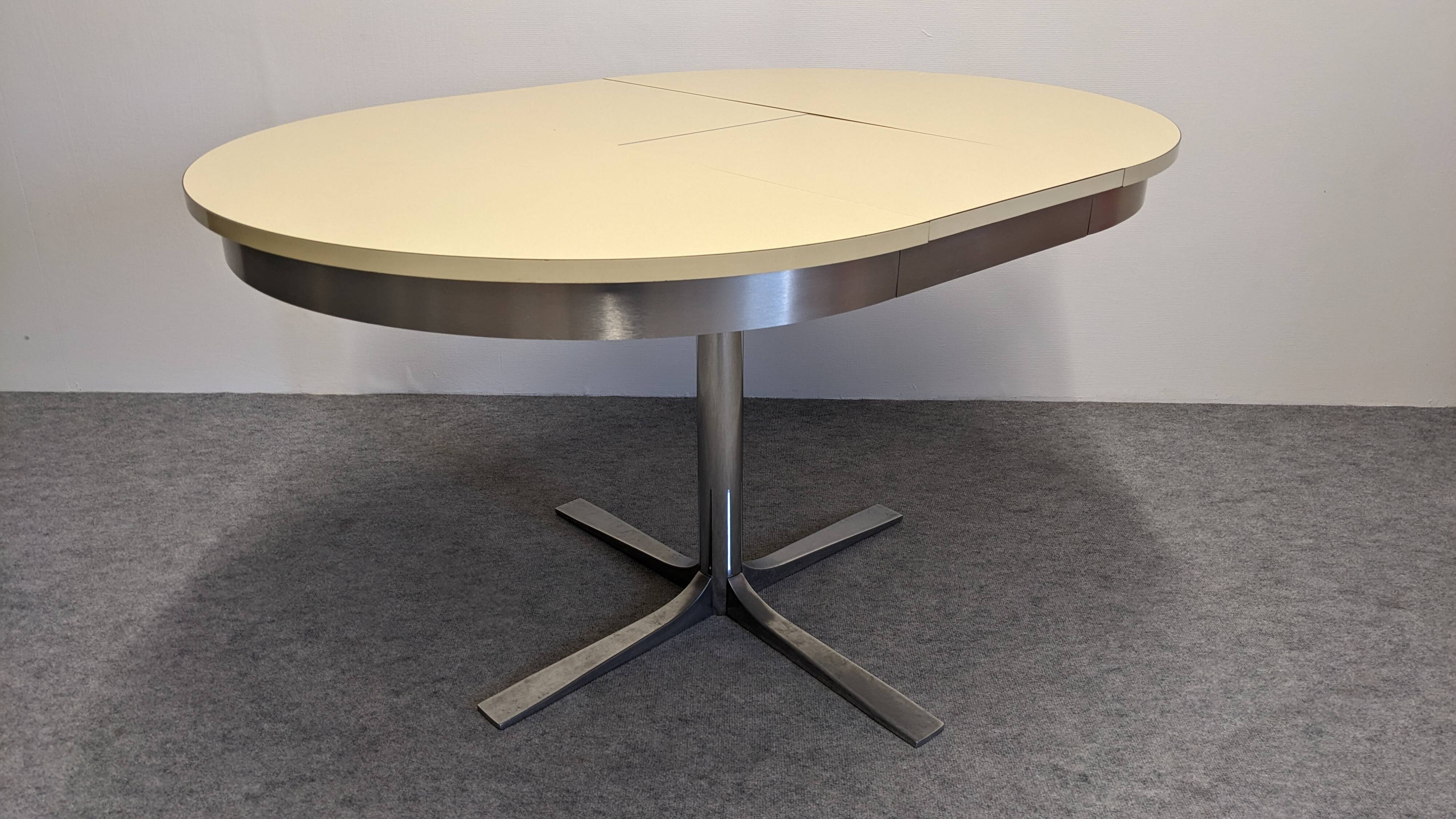 Extendable round table Space Age, Italy circa 1970