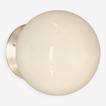 Ancien petit globe en opaline applique ou plafonnier vintage diamètre 15 cm et base en aluminium