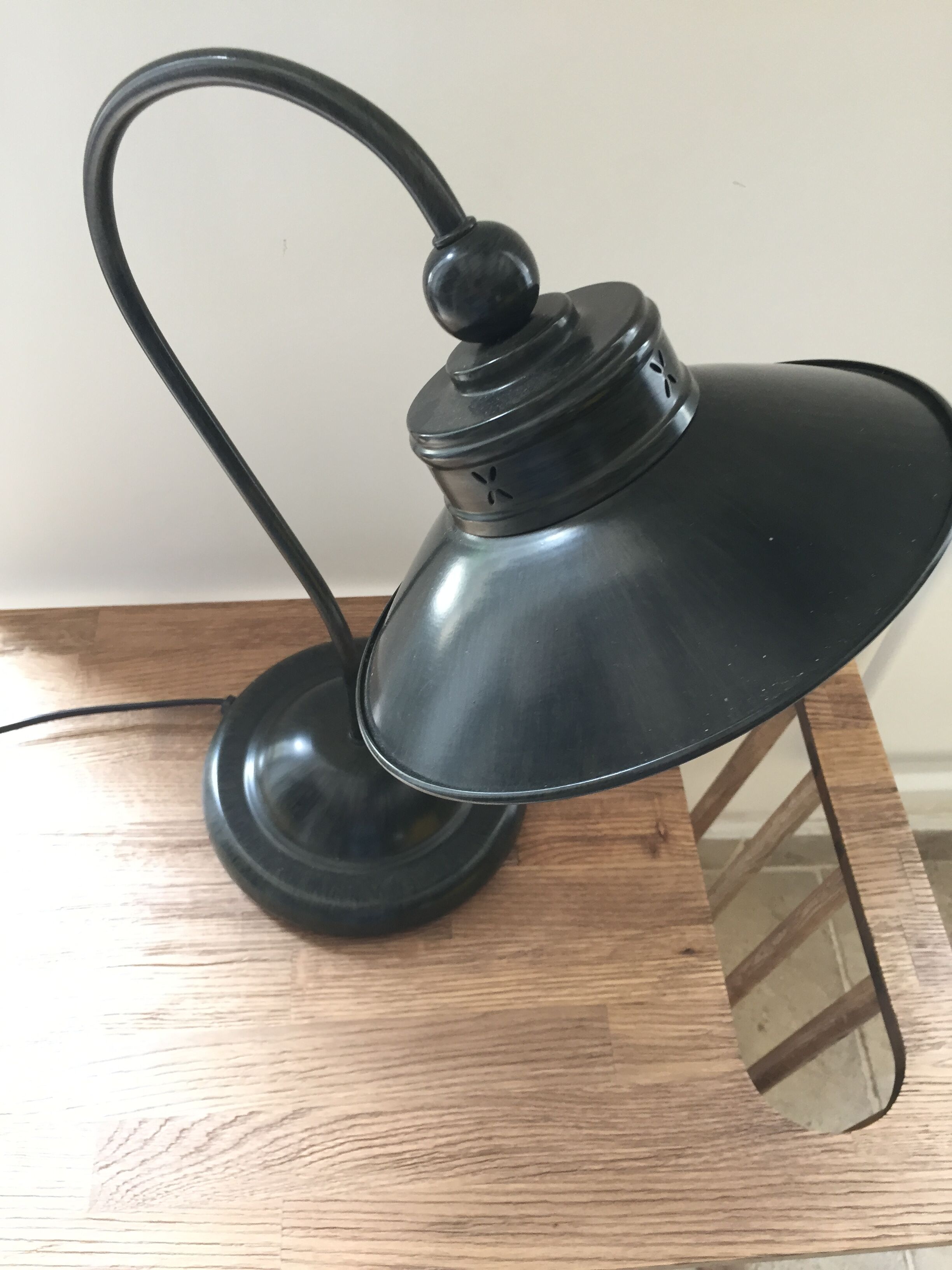 Industrial swan collar lamp