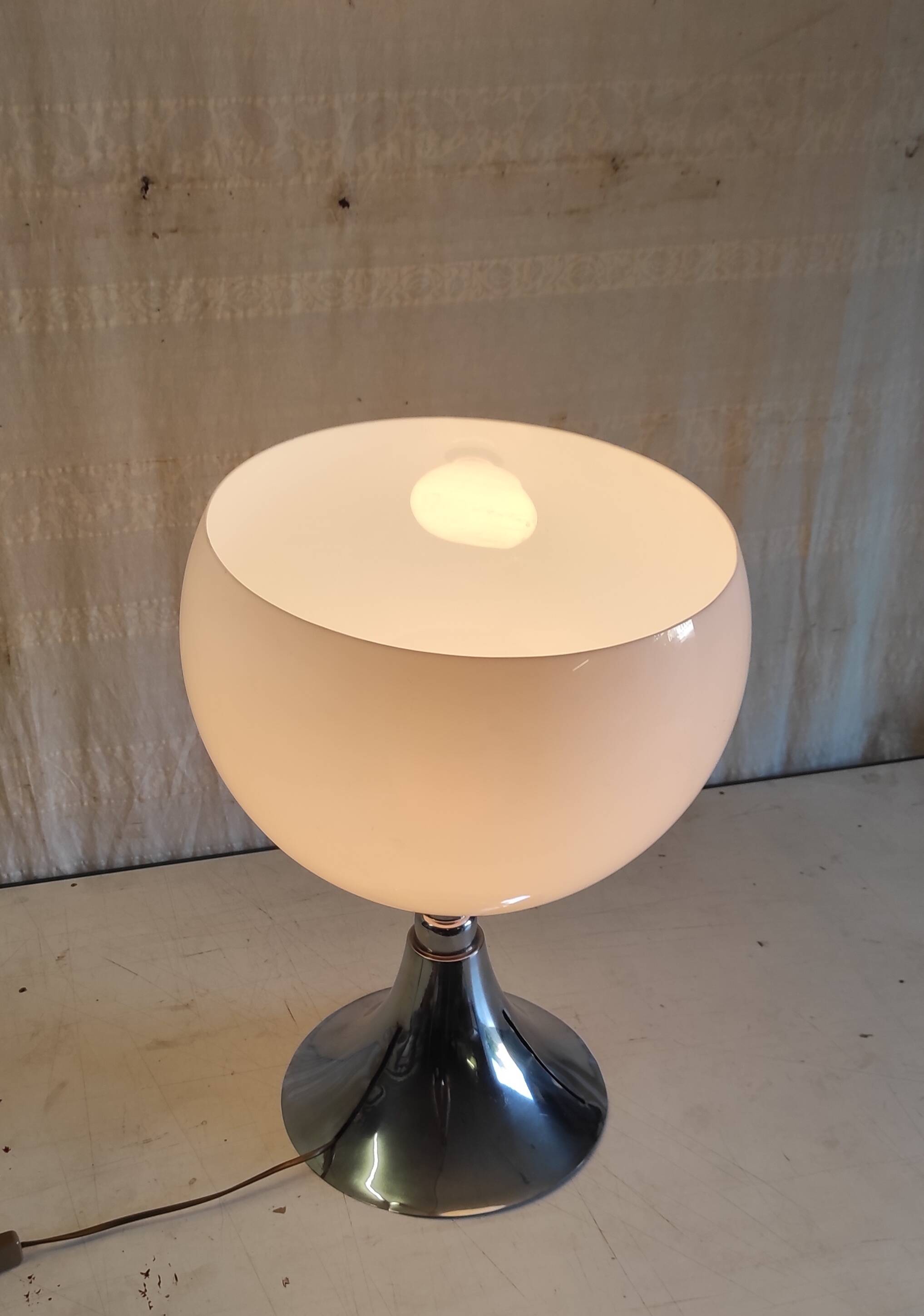 Table lamp in chrome metal and white globe - mid 20th century.