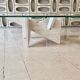 Table basse sculpturale en travertin avec plateau carré