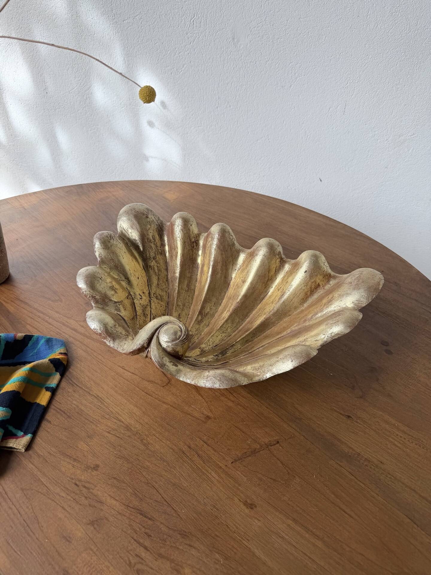 Immense wooden plate 1900 shell with golden patina