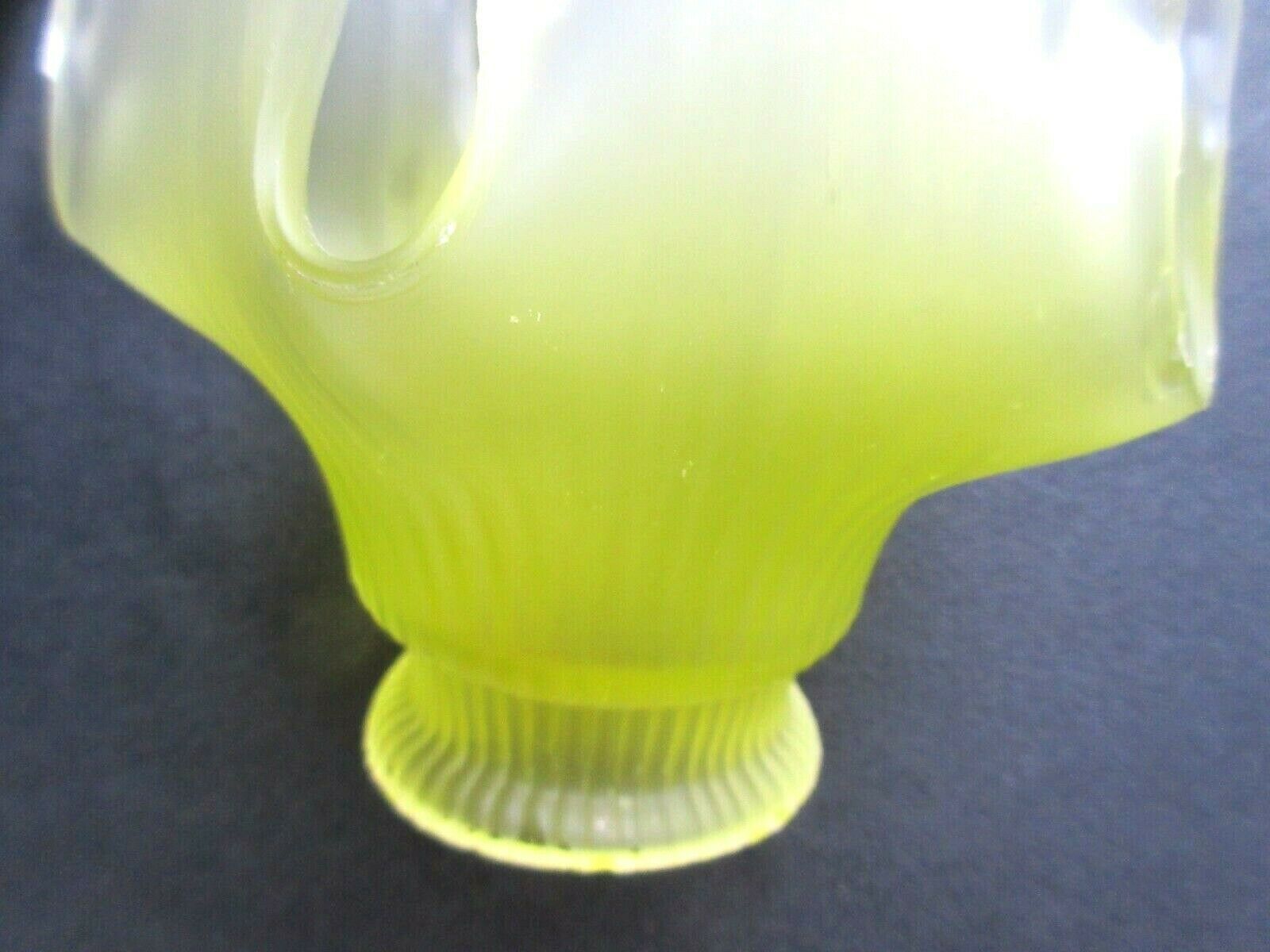 Tulipe à griffe en verre vert anis dégradé, fleur à 5 pétales découpés