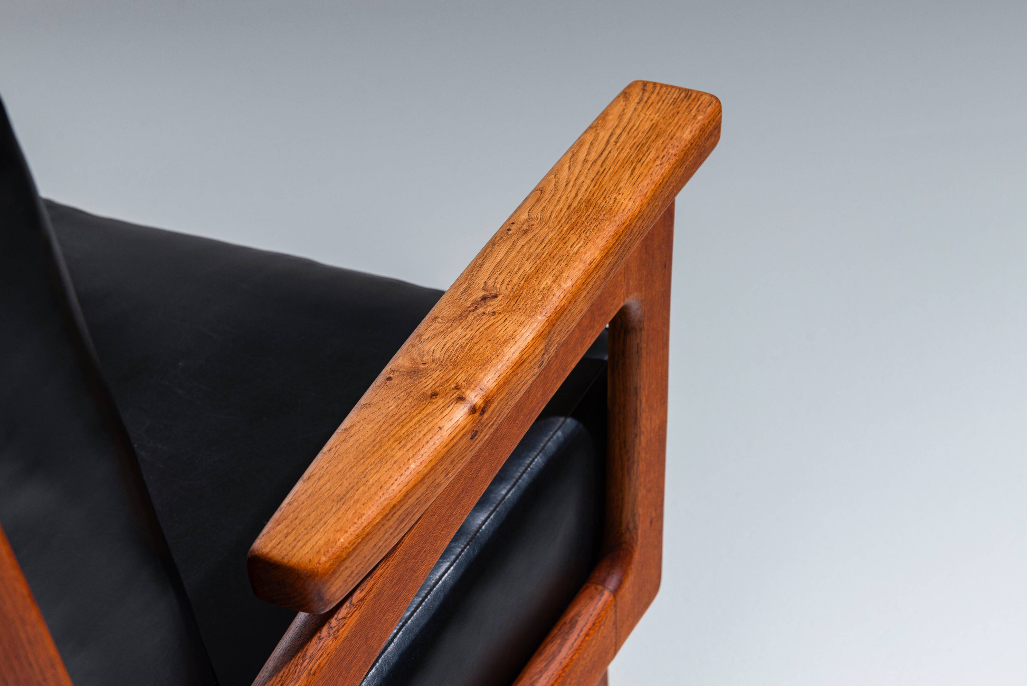 Pair of Belgian lounge chairs in solid oak with leather cushions