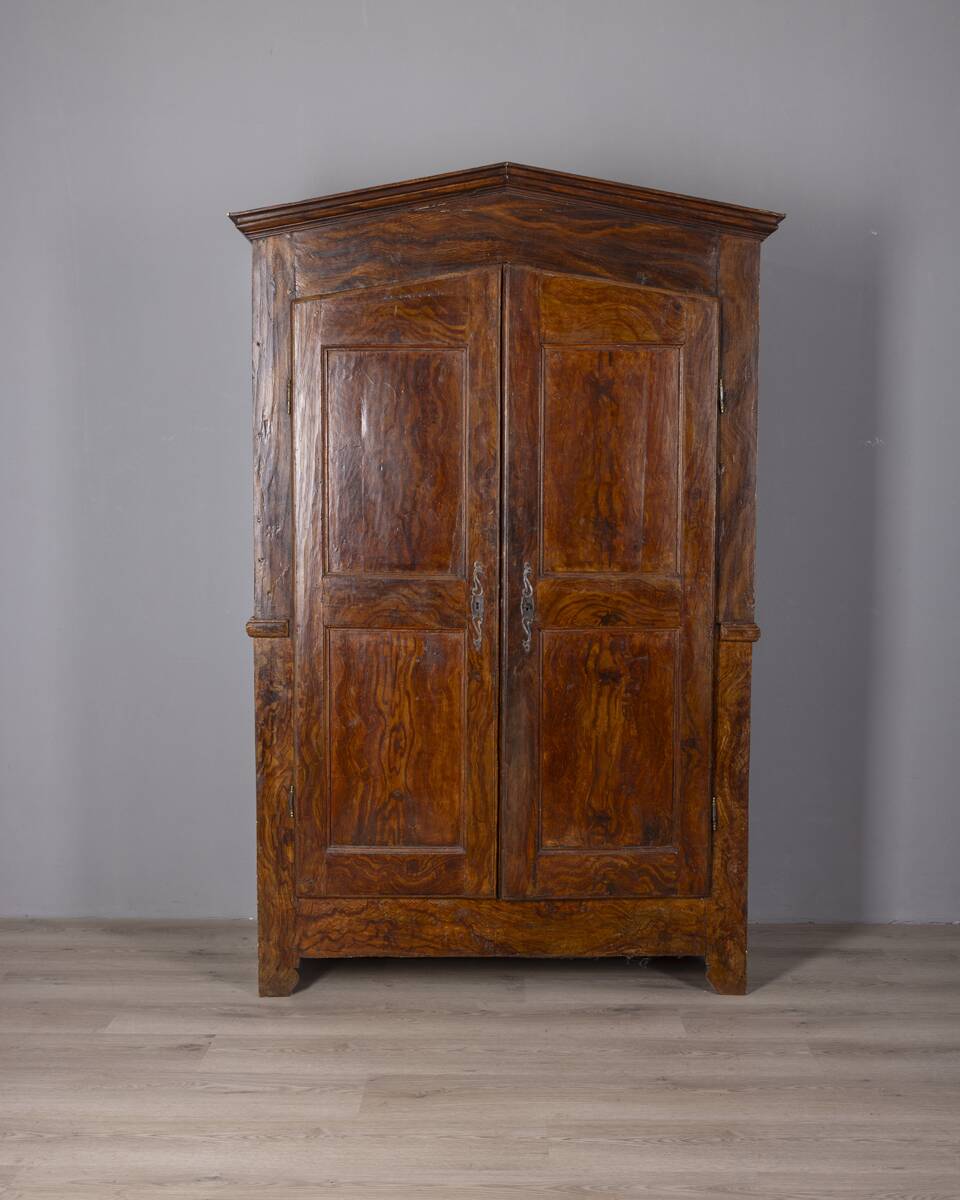 Classic Piedmontese walnut wardrobe from the early 18th century