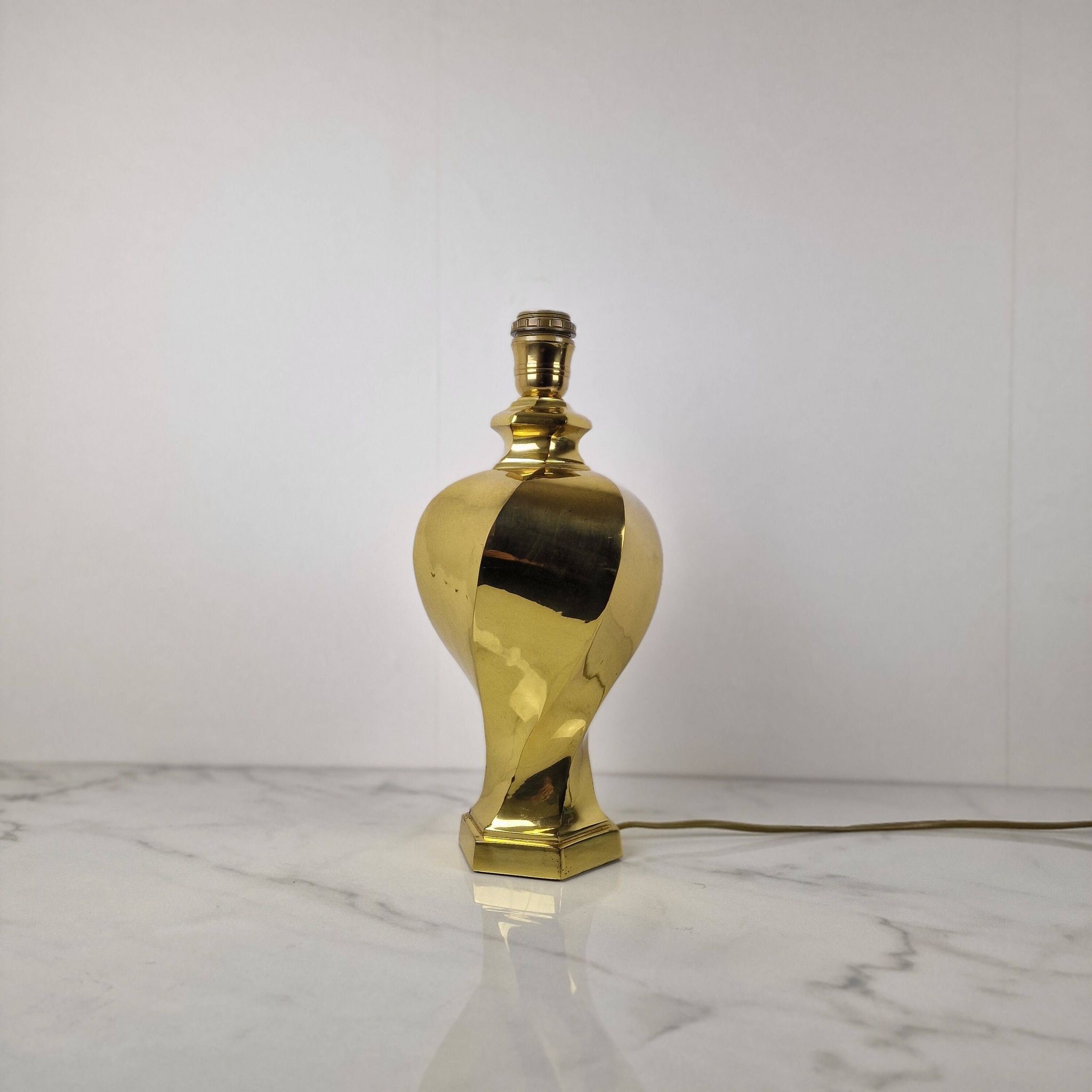 Lampe de table en laiton sculptural, de qualité lourde, sans abat-jour.