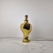 Lampe de table en laiton sculptural, de qualité lourde, sans abat-jour.