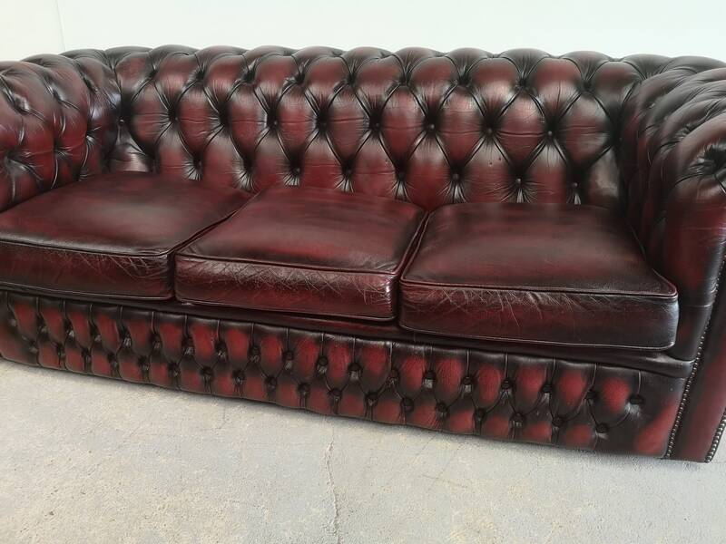 Three-seater chesterfield burgundy leather sofa